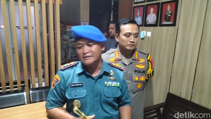 Danpomal Lantamal XIV Sorong Letkol Laut (PM) Dian Sumpena saat memberikan keterangan kepada wartawan.