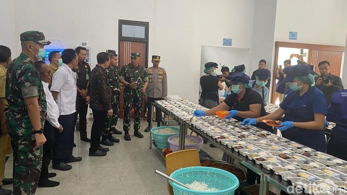 Dapur sehat Makan Pergizi Gratis di Desa Jasri, Kelurahan Subagan, Karangasem, Senin (13/1/2025). (Wayan Selamat Juniasa)