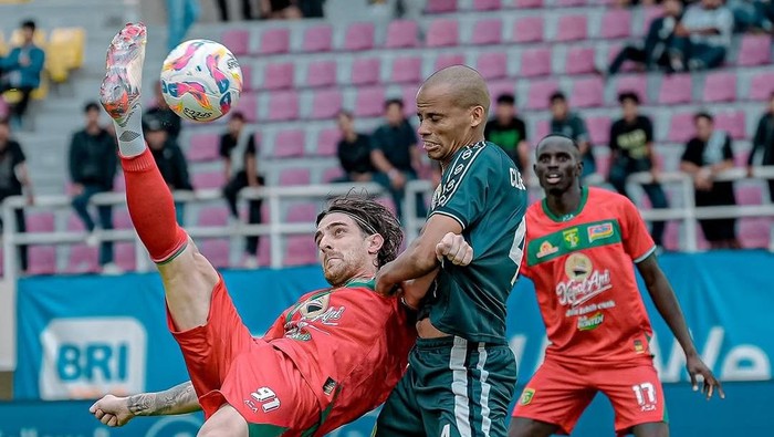 Dejan Tumbas saat debut bersama Persebaya