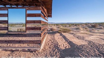 Ketika cermin di pasang di rumah yang berada di gurun menimbulkan ilusi optik.Foto: Boredpanda  