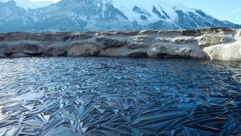 Ketika air danau membeku karena suhu sangat dingin. Foto: Boredpanda  