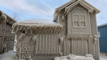 Ketika angin kencang dan suhu super dingin menerpa rumah. Foto: Boredpanda  