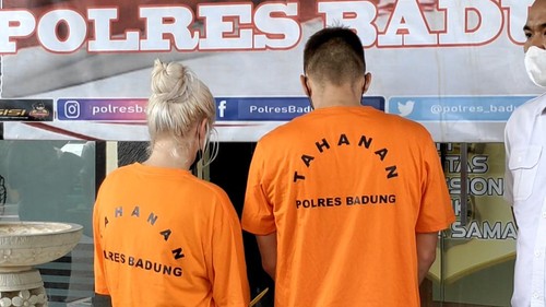 Dua muncikari WN Rusia dipamerkan polisi di lobi Polres Badung, Bali, saat rilis kasus TPPO, Senin (13/1/2025). (Agus Eka/detikBali)