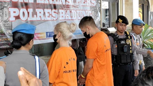 Dua tersangka TPPO asal Rusia ditangkap di Bali karena mengendalikan prostitusi via website. Keduanya dihadirkan saat konferensi pers di Polres Badung, Senin (13/1/2025). (Agus Eka/detikBali)