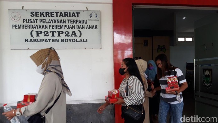 Belasan Ibu-ibu dari Desa Banyusri, Kecamatan Wonosegoro datang ke kantor DP2KBP3A) Boyolali untuk mengikuti audiensi, Senin (13/1/2025).