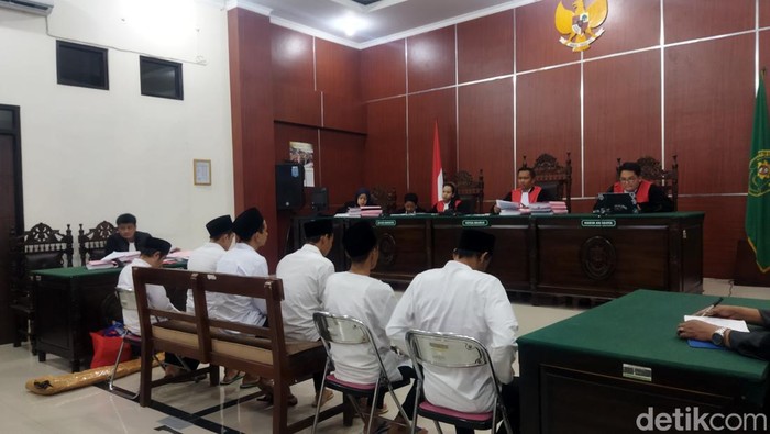 Enam terdakwa pemburu badak Jawa di Pengadilan Negeri Pandeglang. (Aris Rivaldo/detikcom)