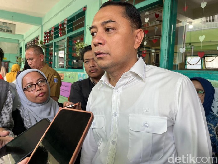 Eri Cahyadi saat uji makan bergizi gratis di Surabaya