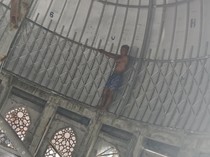 ODGJ Panjat Atap Masjid Baki Sukoharjo, Sempat Nempel di Kubah Bak Spiderman