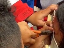 Heboh Piercing Wanita Nyangkut di Kursi, Diselamatkan Damkar