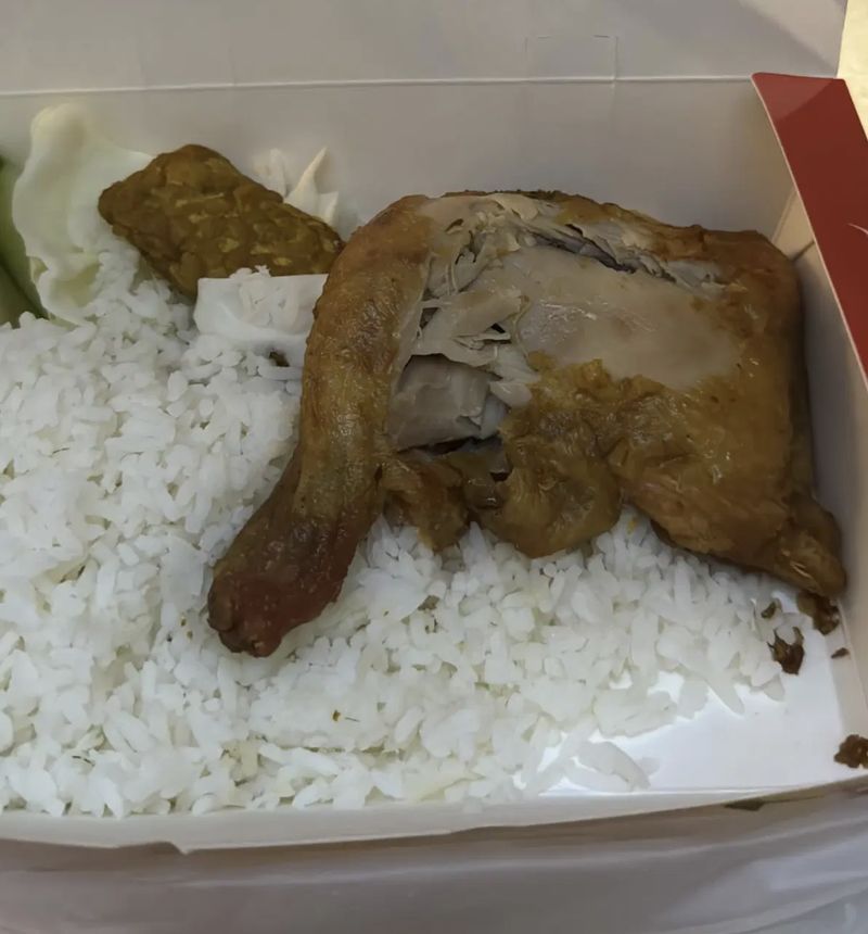 Geli! Beli Ayam Gepuk di Resto Terkenal, Tampilannya Seperti Bekas Digigit