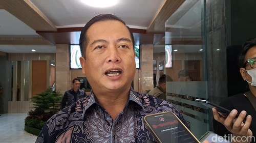 Gubernur terpilih NTB, Lalu Muhamad Iqbal, saat diwawancarai di Kantor Wali Kota Mataram, Senin (13/1/2025)