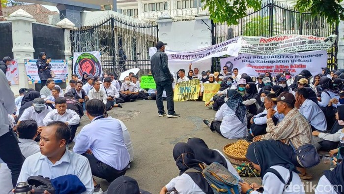 Guru honorer gelar aksi demo di DPRD Jabar tuntut kepastian status