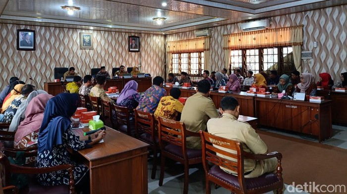 Puluhan guru honorer di Demak minta mengadu ke DPRD Demak minta diangkat PPPK, Senin (14/1/2025).
