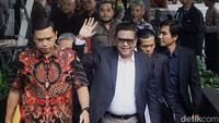 Hasto terlihat mengenakan jas berwarna hitam.  