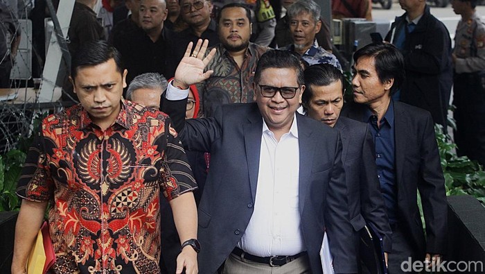 Sekjen PDIP Hasto Kristiyanto tiba di gedung KPK, Jakarta, Senin (13/1/2025). Hasto akan diperiksa terkait kasus dugaan suap pergantian antarwaktu (PAW) Harun Masiku.