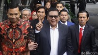 Hasto hadir dengan didampingi oleh sejumlah tim hukumnya. 