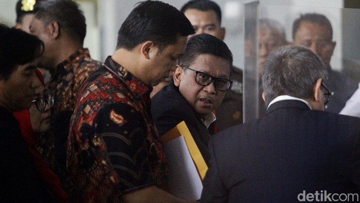 Sekjen PDIP Hasto Kristiyanto tiba di gedung KPK, Jakarta, Senin (13/1/2025). Hasto akan diperiksa terkait kasus dugaan suap pergantian antarwaktu (PAW) Harun Masiku.