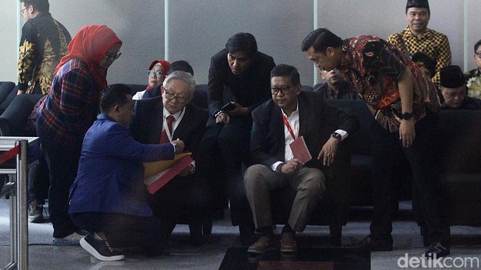 Sekjen PDIP Hasto Kristiyanto tiba di gedung KPK, Jakarta, Senin (13/1/2025). Hasto akan diperiksa terkait kasus dugaan suap pergantian antarwaktu (PAW) Harun Masiku.