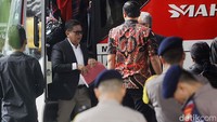 Hasto tiba di gedung KPK sekitar pukul 09.32 WIB. Sekjen PDIP itu datang dengan menggunakan bus.