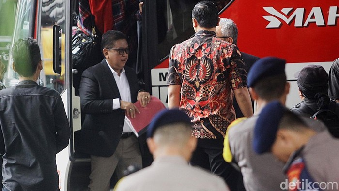 Sekjen PDIP Hasto Kristiyanto tiba di gedung KPK, Jakarta, Senin (13/1/2025). Hasto akan diperiksa terkait kasus dugaan suap pergantian antarwaktu (PAW) Harun Masiku.