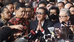 Hasto Disambut Massa Pendukung Usai Diperiksa KPK