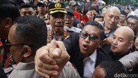 Hasto langsung disambut pendukungnya di luar gedung KPK.  