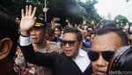 Hasto Disambut Massa Pendukung Usai Diperiksa KPK