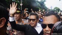 Hasto juga menyapa pendukung yang menunggunya di luar gedung KPK.  