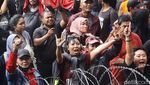 Hasto Disambut Massa Pendukung Usai Diperiksa KPK