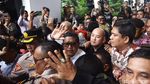 Hasto Disambut Massa Pendukung Usai Diperiksa KPK