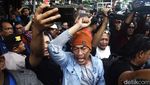 Hasto Disambut Massa Pendukung Usai Diperiksa KPK