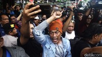 Para pendukung menyambut Hasto yang selesai menjalani pemeriksaan dengan meneriakkan yel-yel.  