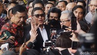 Hasto keluar gedung KPK sekitar pukul 13.25 WIB.