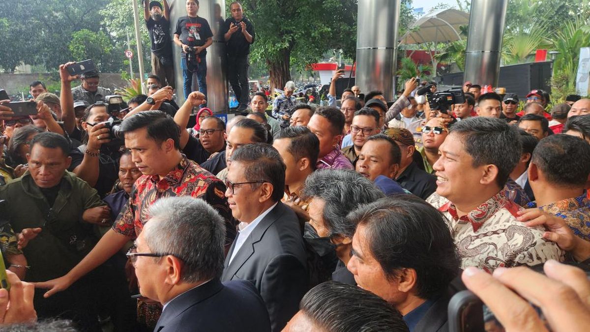 Hasto Keluar Gedung KPK Usai Diperiksa 3,5 Jam