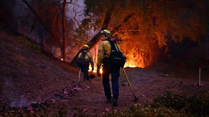 Hembusan angin dalam beberapa hari mendatang dapat mempersulit pekerjaan petugas pemadam kebakaran di LA. (AFP: Agustin Paullier)