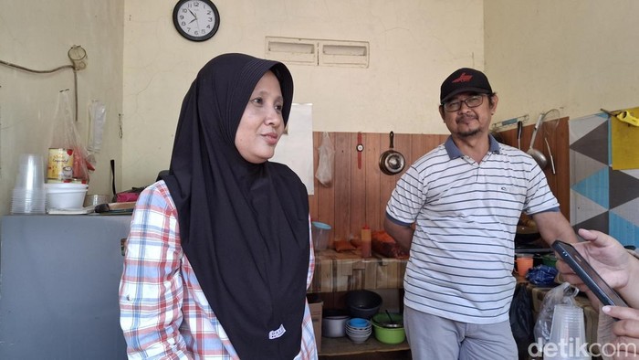 Indah pedagang kantin sekolah di SDN Lengkong Gudang, Tangerang Selatan