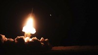 IRGC mengumumkan bahwa latihan awalnya difokuskan pada fasilitas pengayaan nuklir Natanz di Iran tengah. Latihan ini melibatkan unit rudal dan radar, unit perang elektronik, komando intelijen elektronik, serta misi pengintaian dengan fokus pada operasi ofensif dan defensif. (Mahdi Vaziri, Iranian Army via AP)