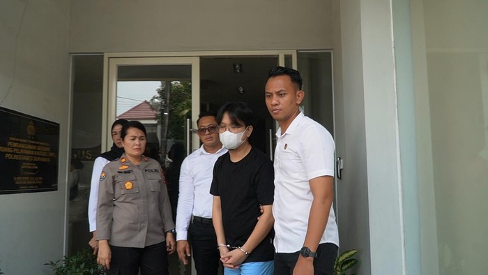 Ivan Sugiamto menjalani proses administrasi sebelum diserahkan ke Kejaksaan
