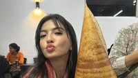 Salah satunya ini ketika artis 39 tahun itu menikmati sepiring makanan India bernama dosa. Roti tipis khas India itu punya bentuk kerucut dan besar. Ada beberapa saus yang melengkapi hidangan ini. Foto: Instagram @ralineshah
