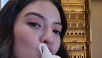 Waktu pergi ke Seoul, Korea Selatan, pemain film 5 Cm ini juga menyempatkan jajan es krim. Es krim rasa vanilla itu disajikan dengan cone renyah. Foto: Instagram @ralineshah