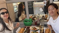 Tampaknya liburan musim panas menjadi salah satu momen tak terlupakan bagi Raline. Kali ini ia memamerkan momen saat menikmati fish and chips bersama temannya. Foto: Instagram @ralineshah