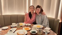 Bersama bestienya, 3rd Runner Up dan Puteri Indonesia Kepulauan Sumatera itu menikmati pancake, scramble eggs, jeruk, dan teh hangat nih. Foto: Instagram @ralineshah