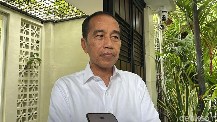 Jokowi Widodo (Jokowi) ditemui di rumahnya di Sumber, Banjarsari, Senin (13/1/2025)