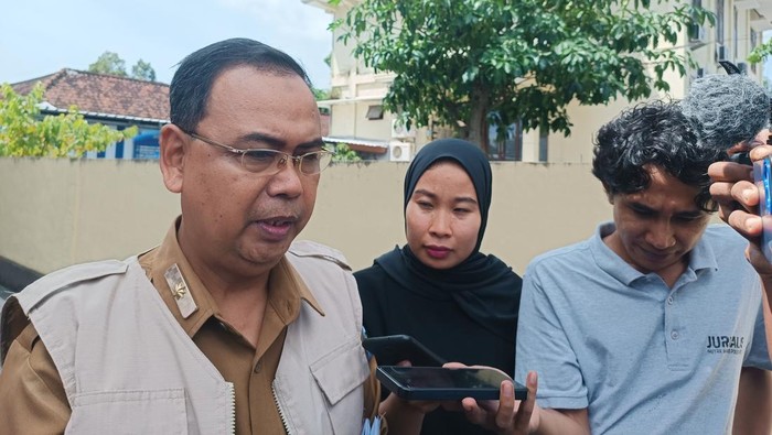 Kadisdikbud NTB, Aidy Furqan, seusai diperiksa di Unit Tipidkor Polresta Mataram, Senin (13/1/2024). (Edi Suryansyah/detikBali)