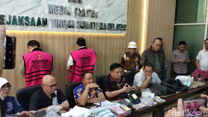 Kadisnakertrans Deliar dan Alex Rahman dihadirkan saat rilis di Kejati Sumsel usai kena OTT