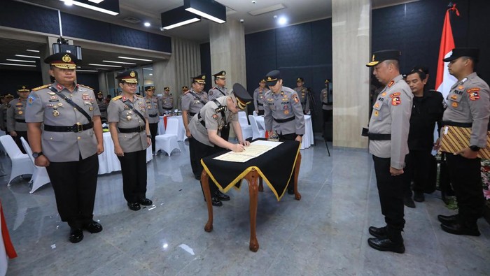 Kadiv Humas Polri Irjen Sandi Nugroho memimpin sertijab 5 pejabat di Divisi Humas Polri.
