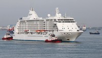 Kapal tunda (tug boat) memandu kapal pesiar MS Seven Seas Voyager untuk bersandar di Dermaga Jamrud Utara, Pelabuhan Tanjung Perak, Surabaya, Jawa Timur, Senin (13/1/2025).