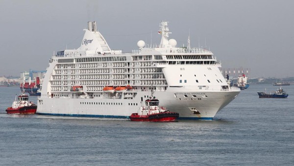 Potret Kapal Pesiar MS Seven Seas Voyager Singgah di Tanjung Perak