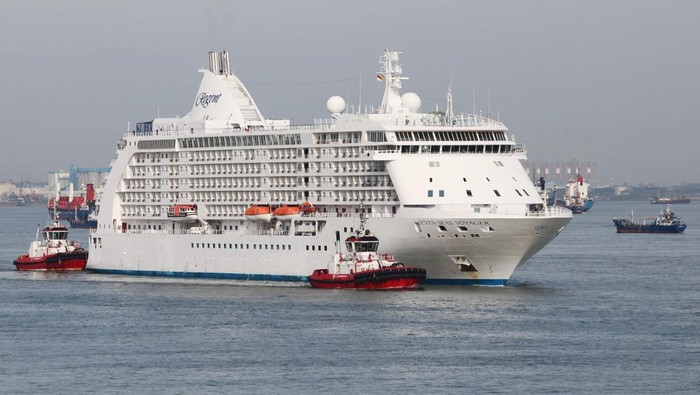 Petugas menyambut dua wisatawan saat turun dari kapal pesiar MS Seven Seas Voyager di Gapura Surya Nusantara, Pelabuhan Tanjung Perak, Surabaya, Jawa Timur, Senin (13/1/2025). Kapal pesiar berbendera Bahama itu merupakan kapal pesiar yang pertama berkunjung di Surabaya pada tahun 2025 dengan membawa 648 wisatawan mancanegara untuk mengunjungi sejumlah tempat wisata di Surabaya dan Mojokerto. ANTARA FOTO/Didik Suhartono/YU