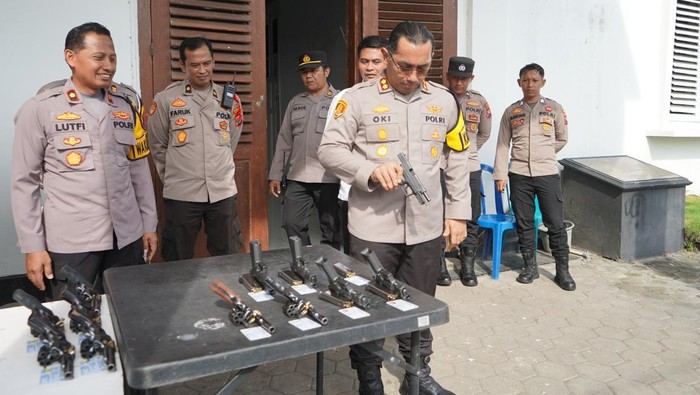 Kapolres Probolinggo Kota AKBP Oki Ahadian Purwono mengecek senpi anggota